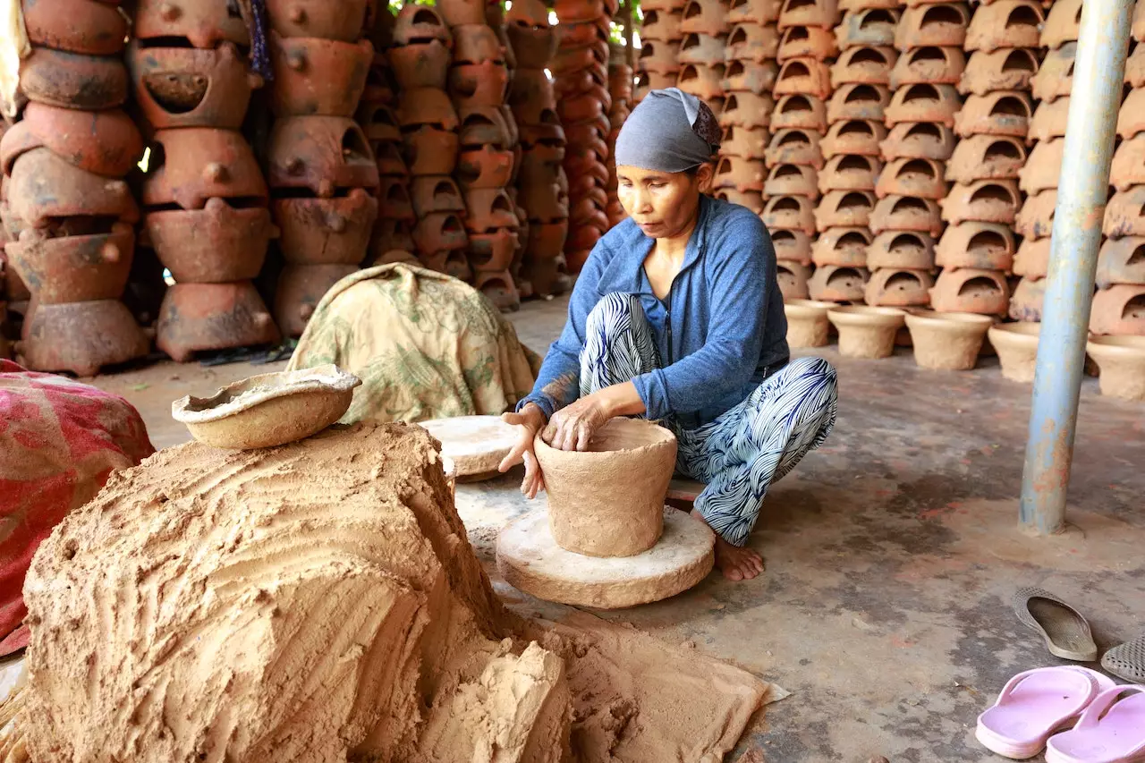 how does a potter make pottery