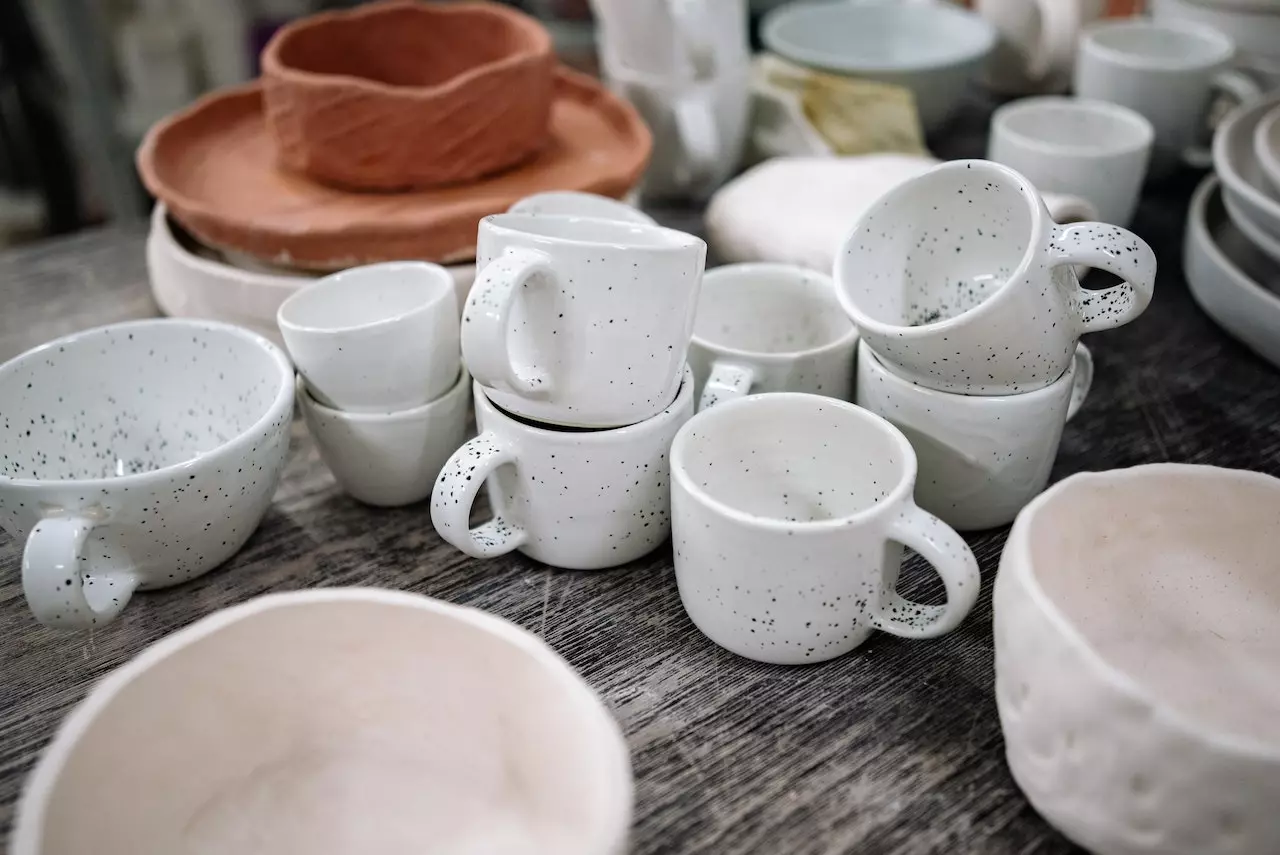 whats the difference between pottery and ceramics