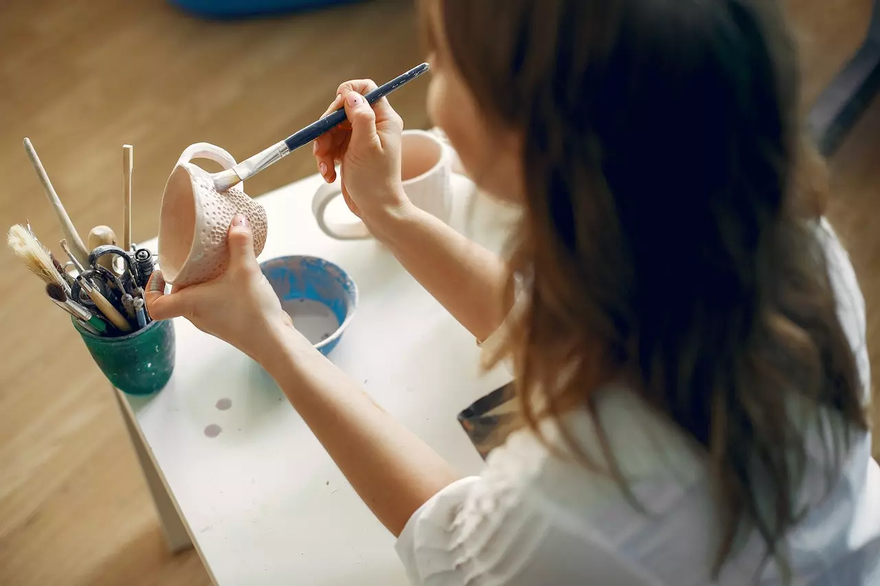 how does pottery painting work